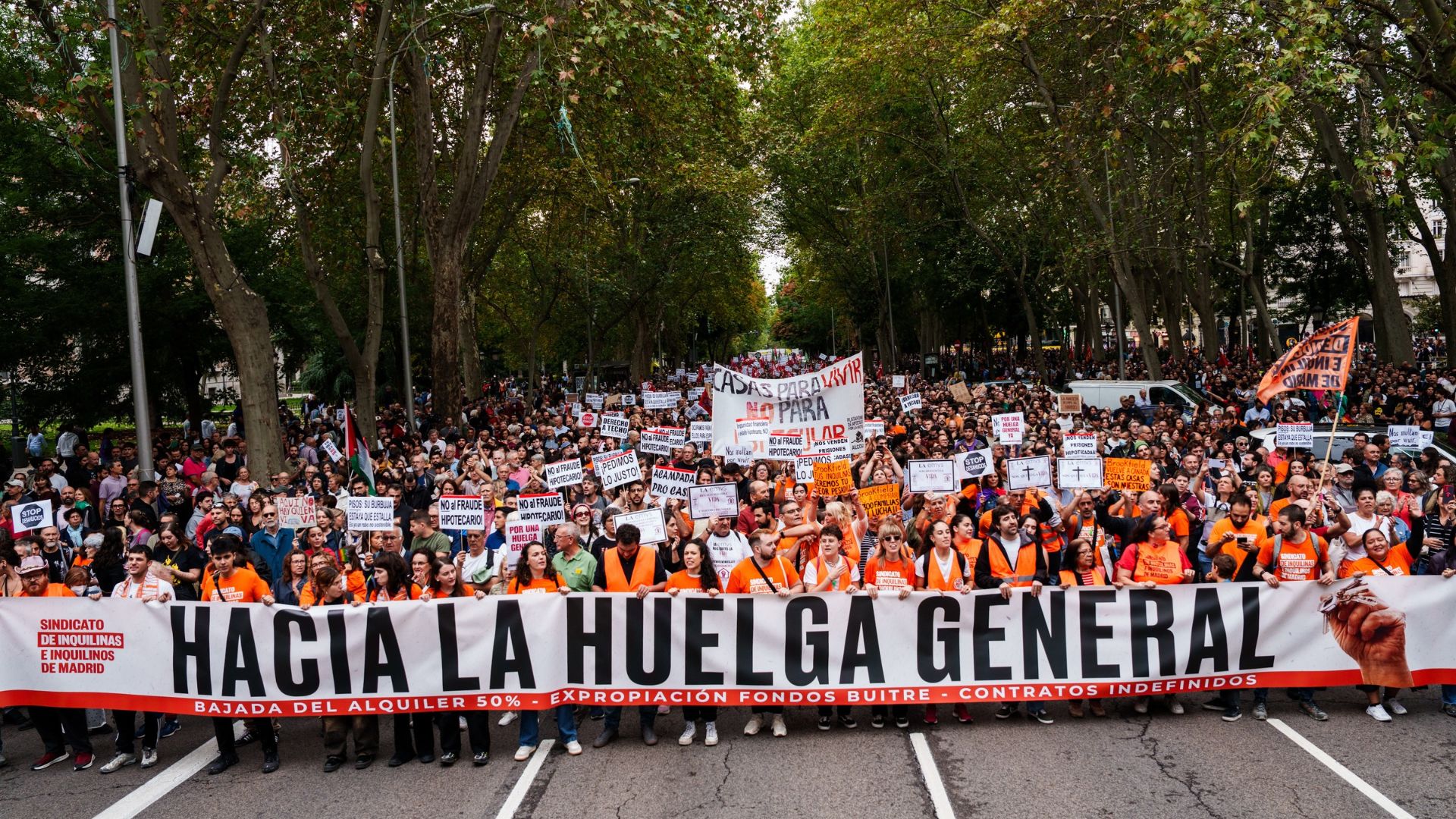 Numerosas personas sostienen pancarta con lema 'Hacia la huelga general' durante la manifestación para exigir una reducción del precio de los alquileres de la vivienda