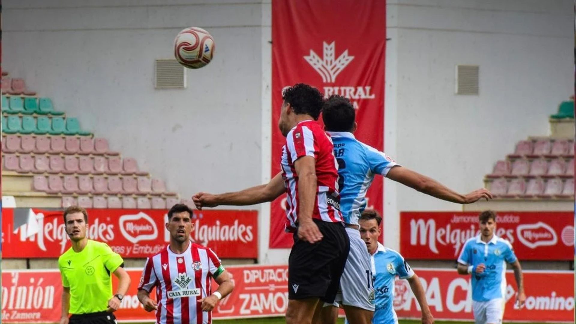 Jugadores del Coria y del Zamora disputan un balón durante el partido