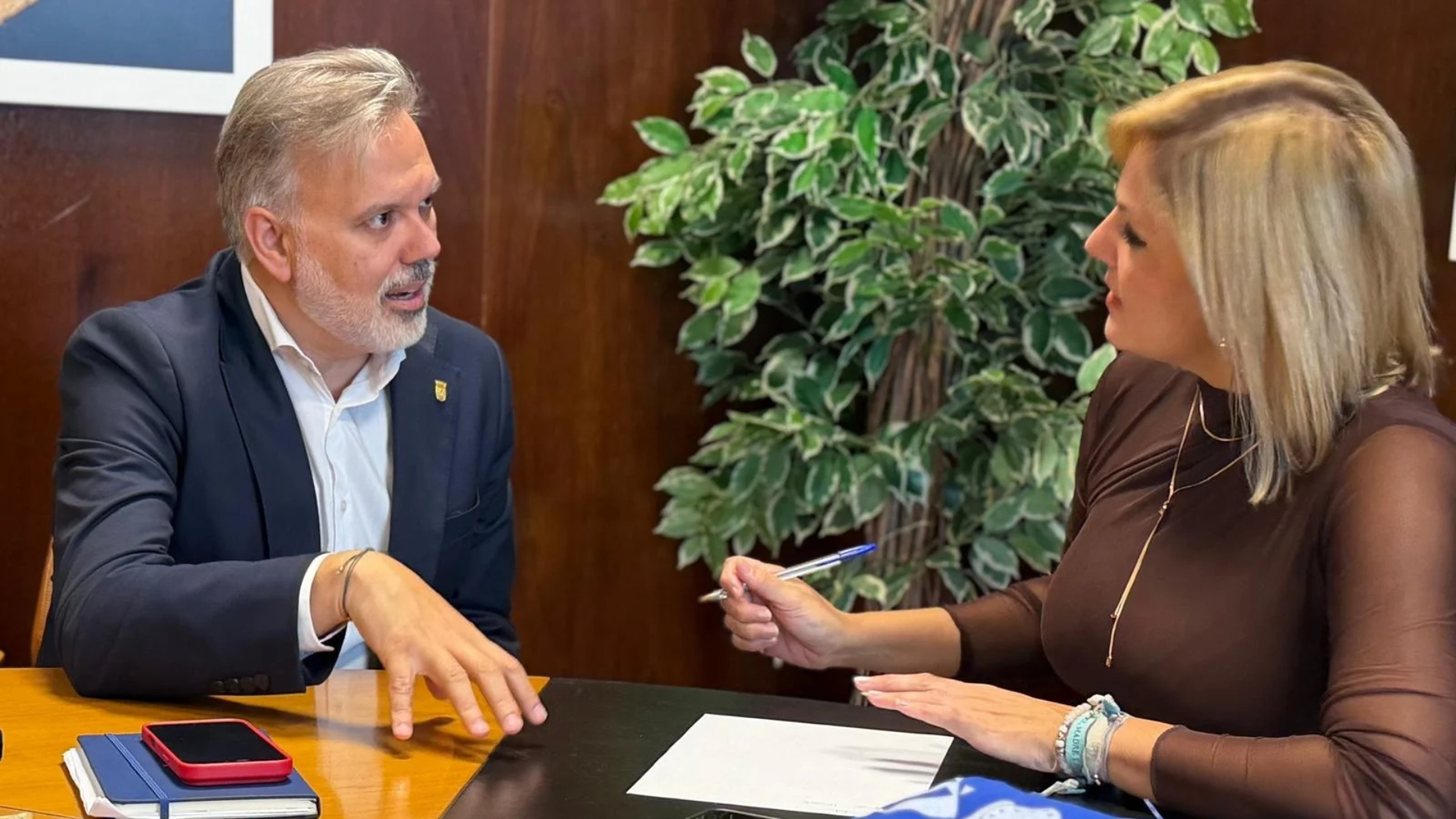 Fernando Pizarro, director de la Fundación Academia Europea e Iberoamericana de Yuste y Elena Manzano consejera de Hacienda y Administración Pública