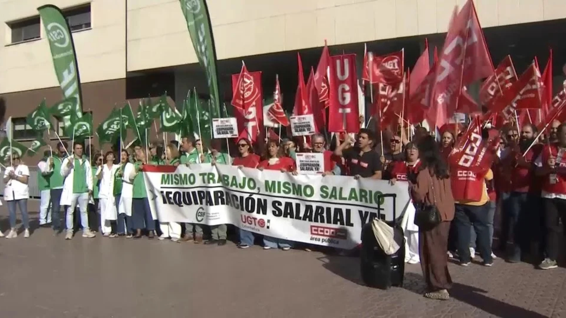 Los sindicatos exigen la equiparación salarial de 35.000 empleados públicos