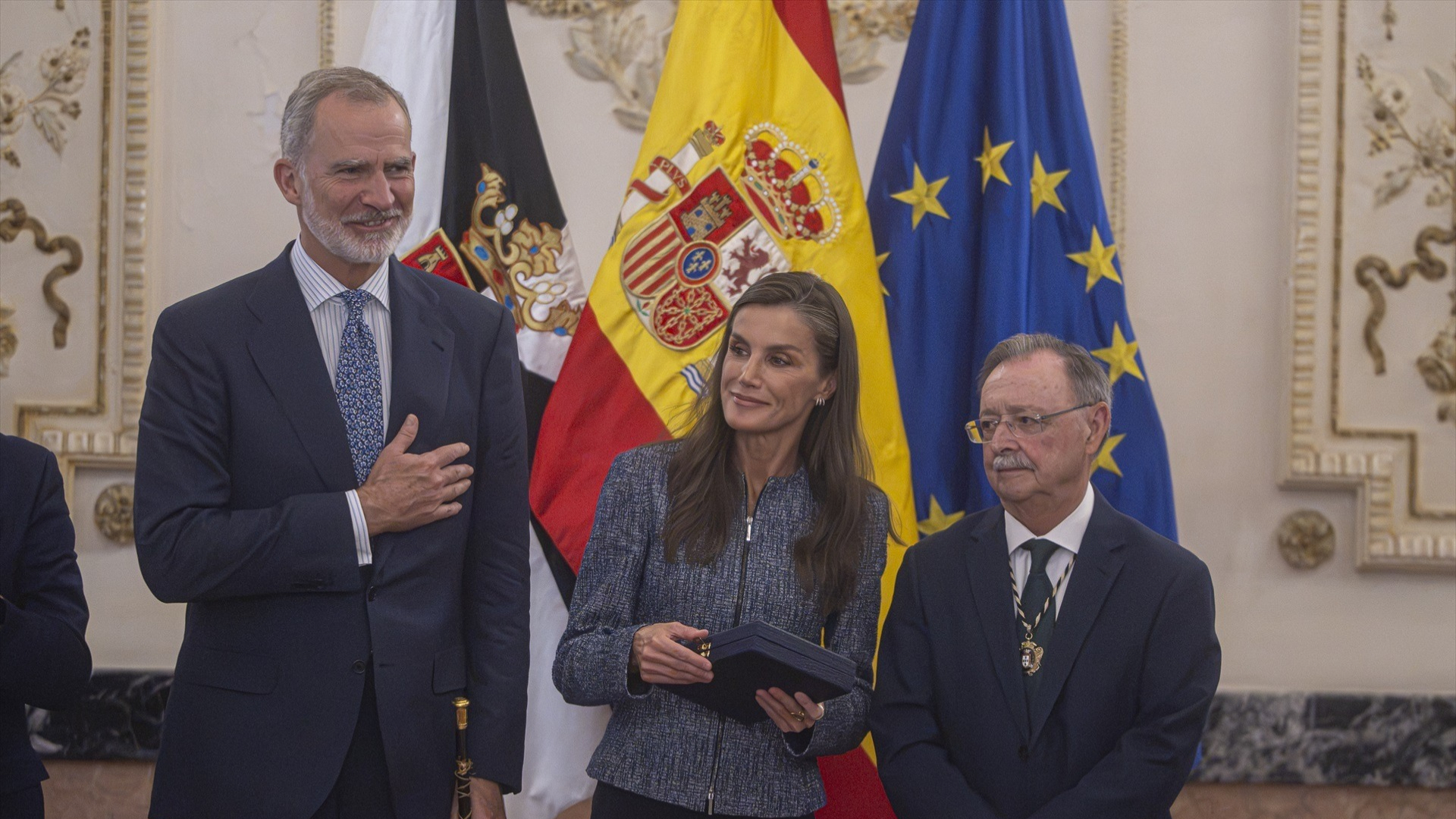  Los Reyes Felipe VI (i) y Letizia (c) y el presidente de Ceuta, Juan Jesús Vivas (d), durante una visita al Ayuntamiento de Ceuta, a 13 de octubre de 2026, en Ceuta (España).