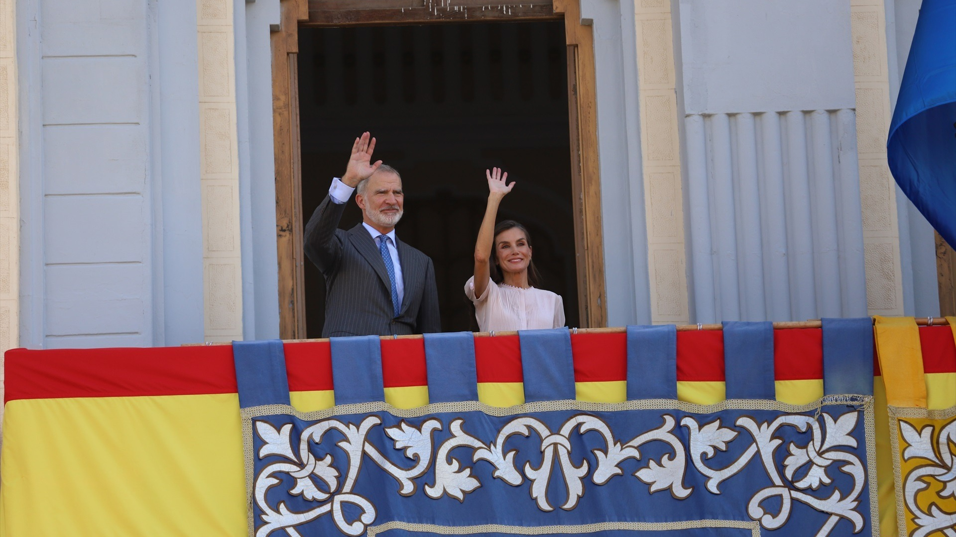Los Reyes Felipe VI y Letizia durante una visita a la Asamblea de Melilla