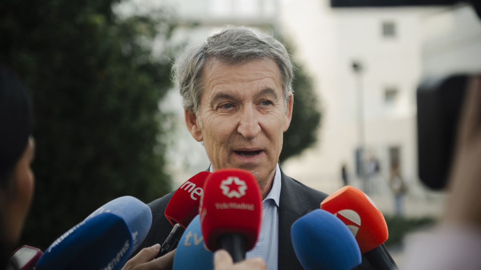 El presidente del Partido Popular, Alberto Núñez Feijóo, ofrece declaraciones a los medios durante el XII Congreso Estatal de Unidad Progresista de La ONCE, en la Universidad Francisco de Vitoria, a 17 de octubre de 2026, en Pozuelo de Alarcón