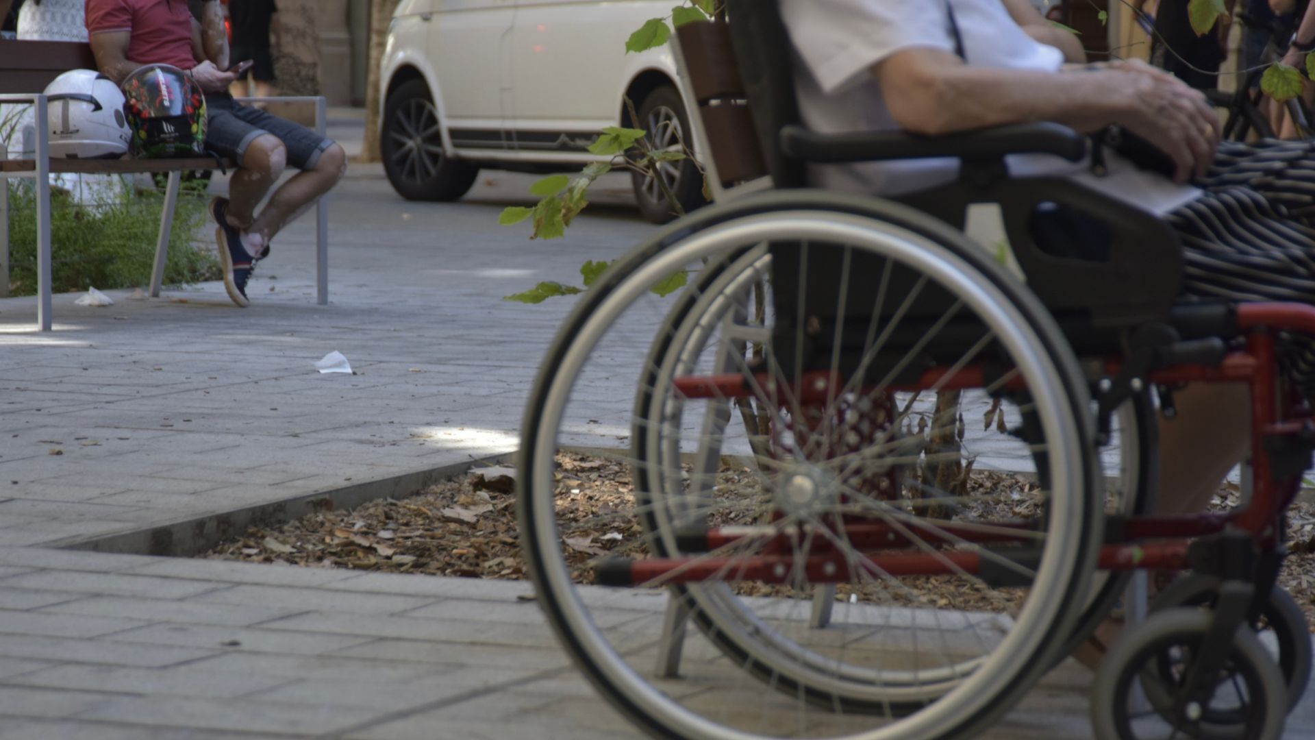 Una persona en silla de ruedas en la calle, en una imagen de archivo