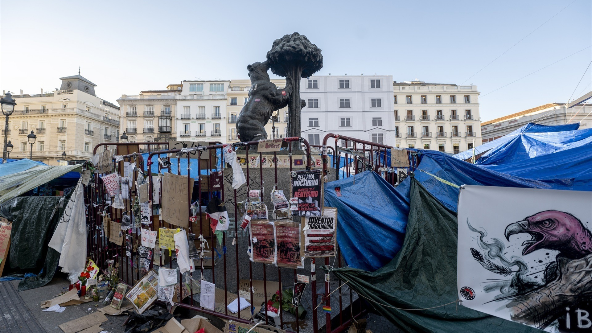 Acampada por la vivienda, en la Puerta del Sol, a 21 de octubre de 2026, en Madrid (España). 