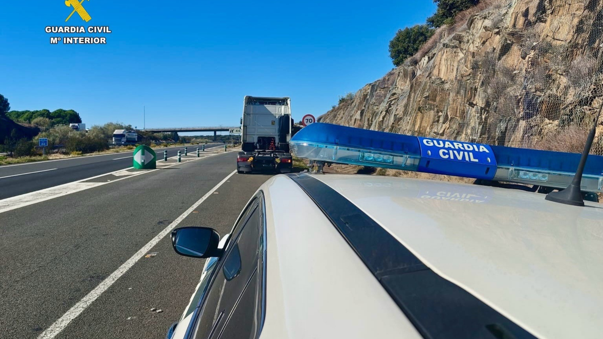 La Guardia Civil recupera un camión sustraído y detiene a su conductor cuando circulaba por la autovía EX-A1