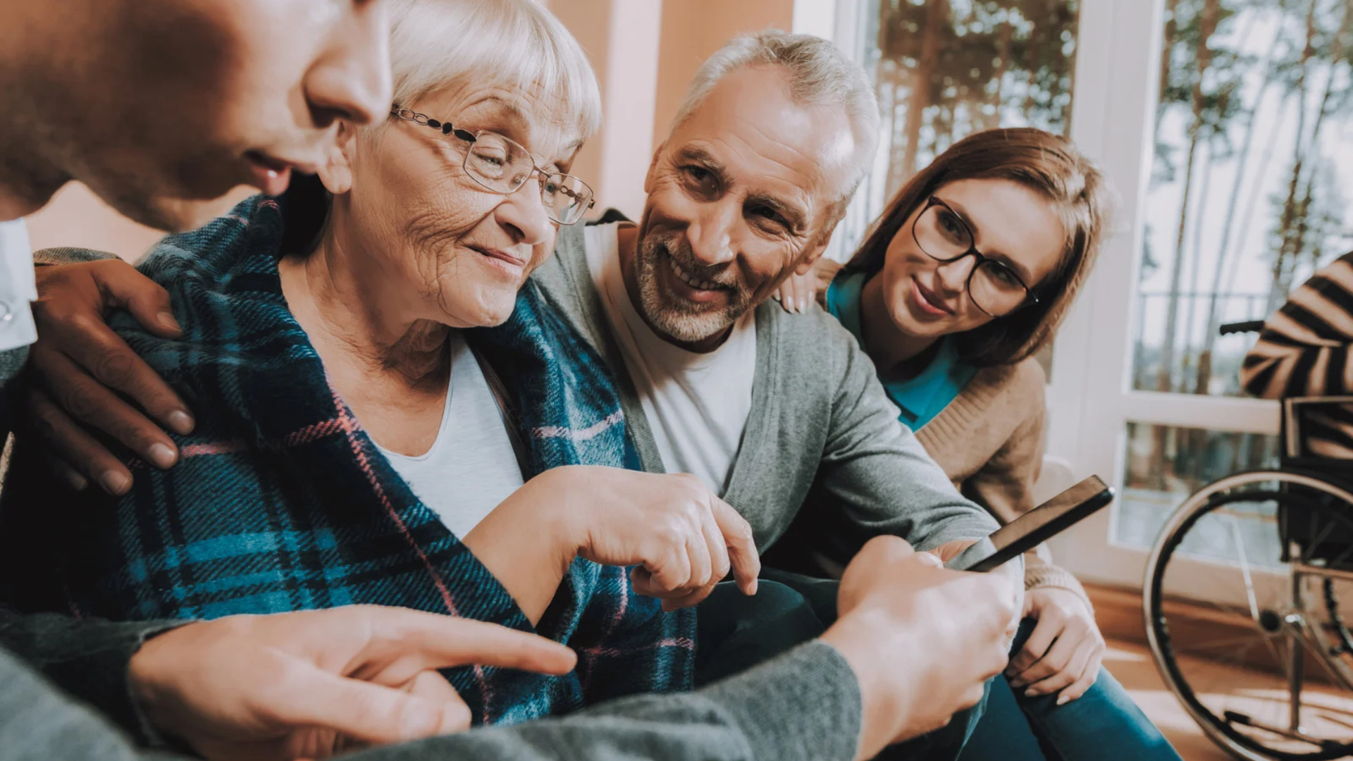 Un estudio de la Fundación Grandes Amigos alerta del edadismo en los anuncios y denuncia la escasa presencia de las personas mayores, especialmente de las mujeres