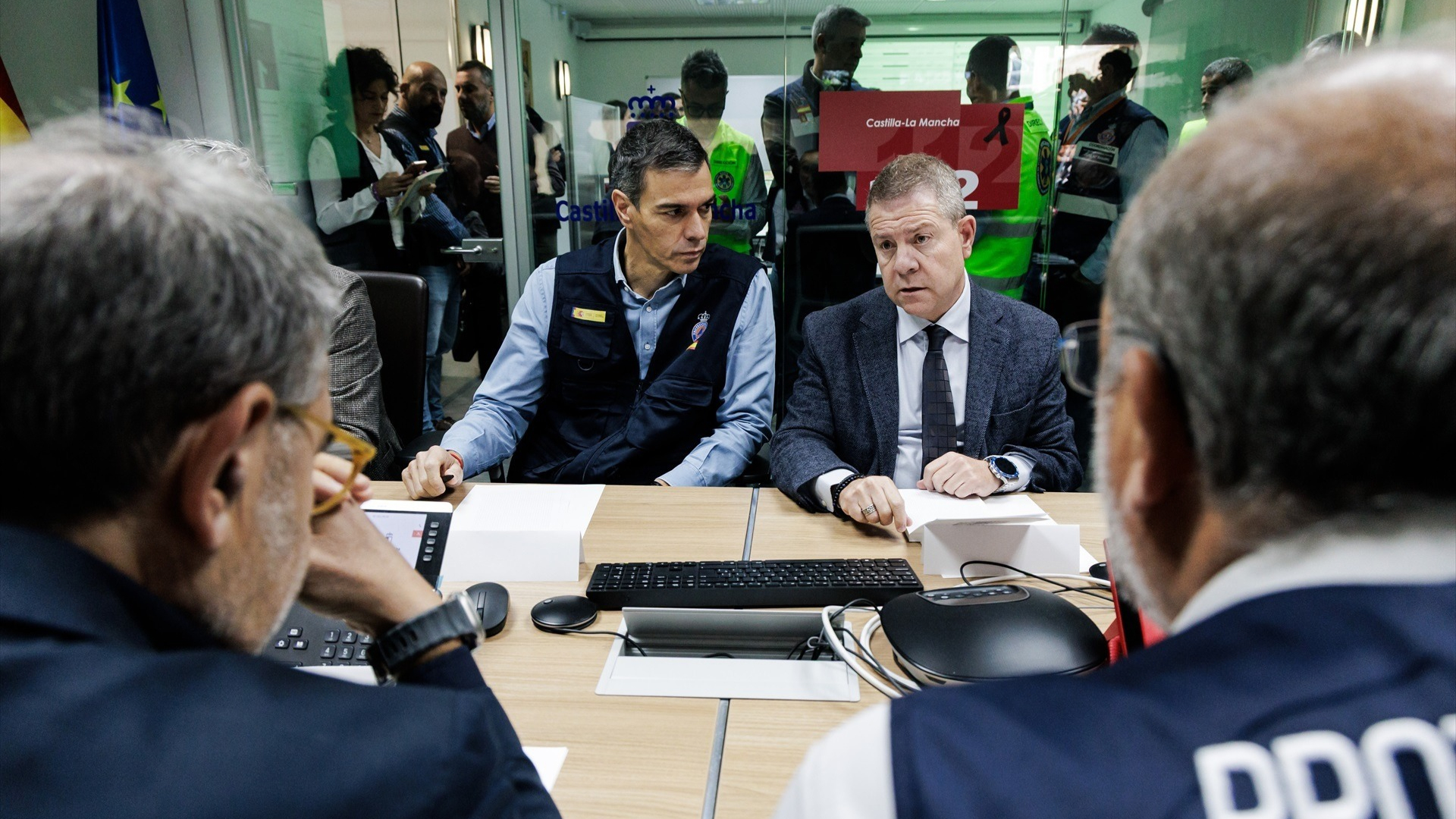 El presidente del Gobierno, Pedro Sánchez (i), y el presidente de Castilla-La Mancha, Emiliano García-Page (d), a su llegada a la reunión del Centro de Coordinación Operativa Integrado (CECOPI), en el Centro 112 de Toledo, a 30 de octubre de 2026, en Toledo, Castilla-La Mancha (España)