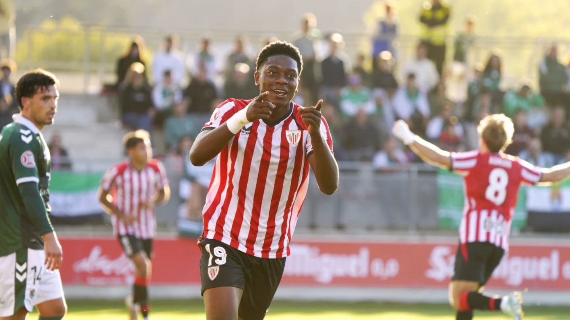 El Bilbao Athletic celebra uno de los goles logrados ante el Cacereño