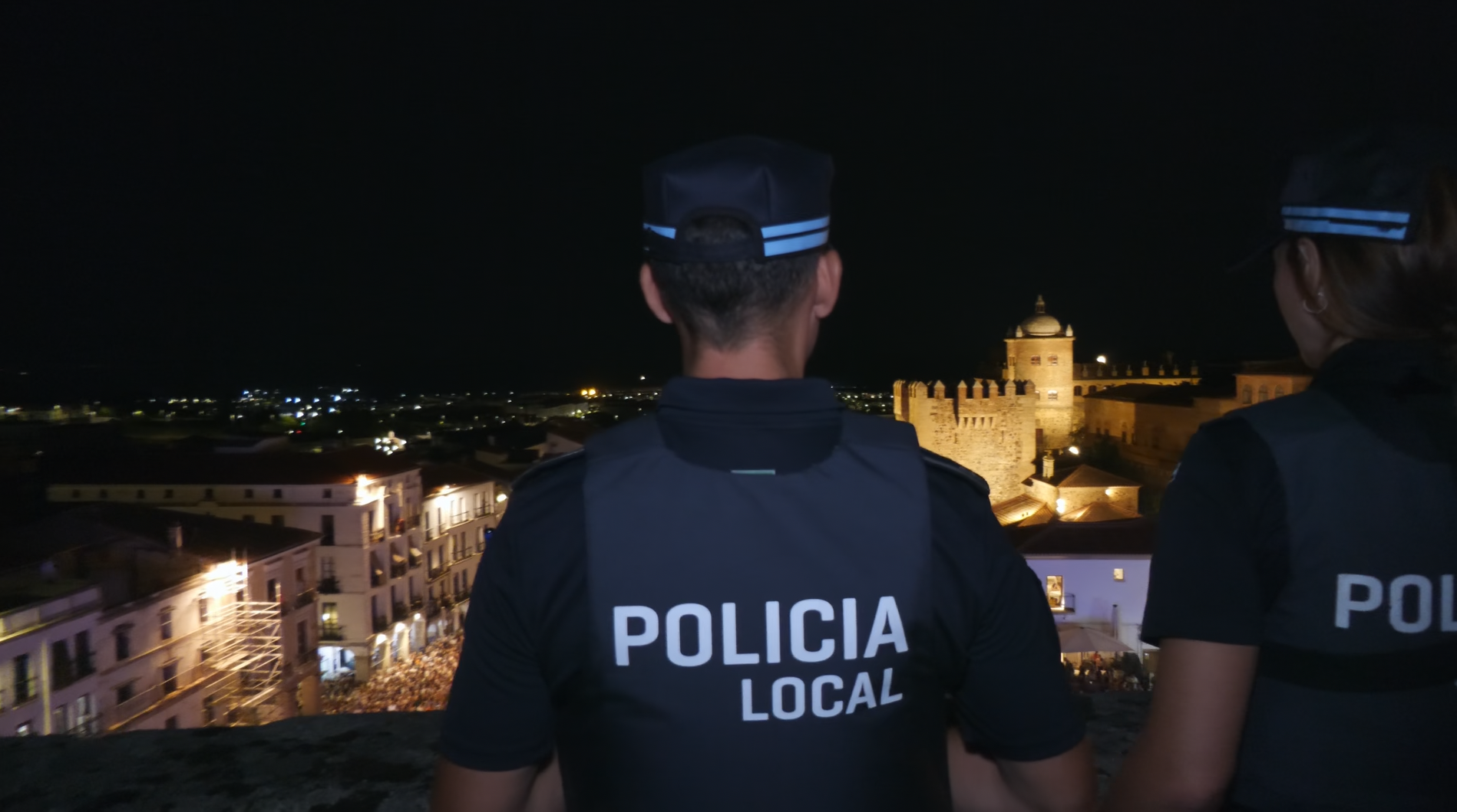 Agentes de la Policía Local de Cáceres durante el dispositivo especial de seguridad en la Plaza Mayor con motivo del concierto de Rosario Flores