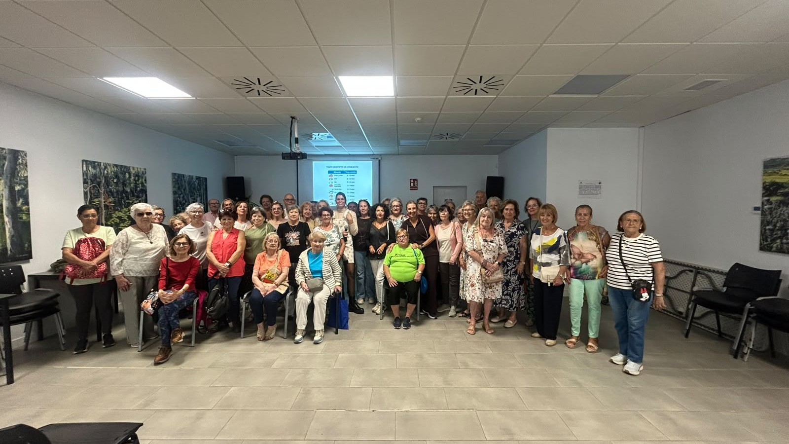 Charla sobre seguridad alimentaria en el centro de mayores de La Paz, en Badajoz. 