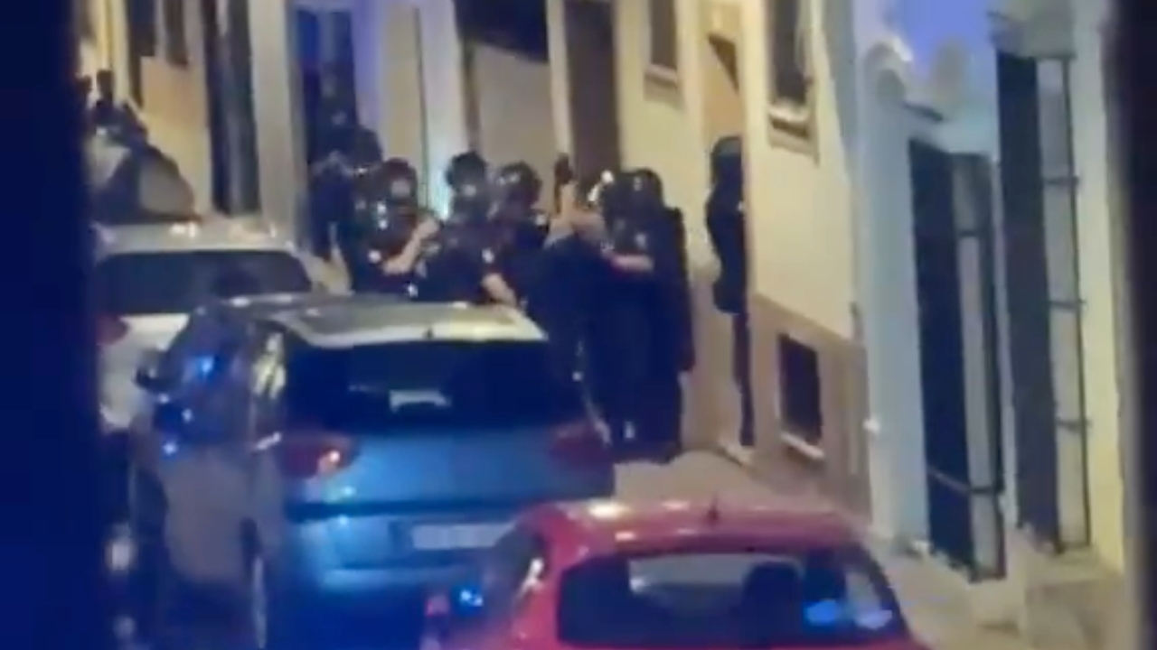 La Policía Nacional ha detenido al hombre que se habría atrincherado en el interior de una vivienda situada en la calle Zurbarán de Almendralejo con un arma de fuego.