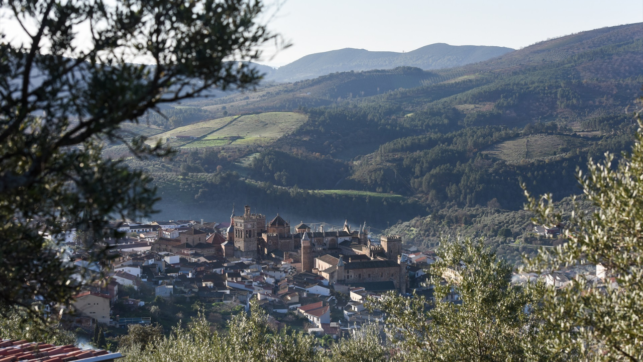 Vista general del municipio de Guadalupe, a 27 de diciembre de 2022, en Guadalupe, Cáceres, Extremadura (España).