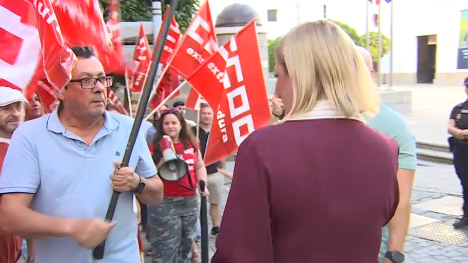 Elena Manzano, consejera de Hacienda de la Junta de Extremadura, hablando con representantes de CCOO