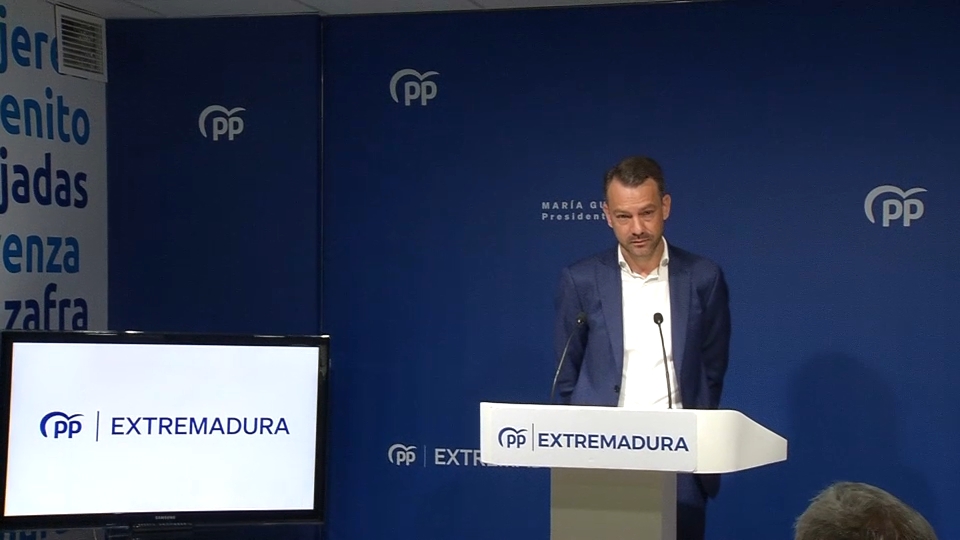 Luis Miguel Núñez, portavoz del PP de Extremadura, atiende a los medios de comunicación