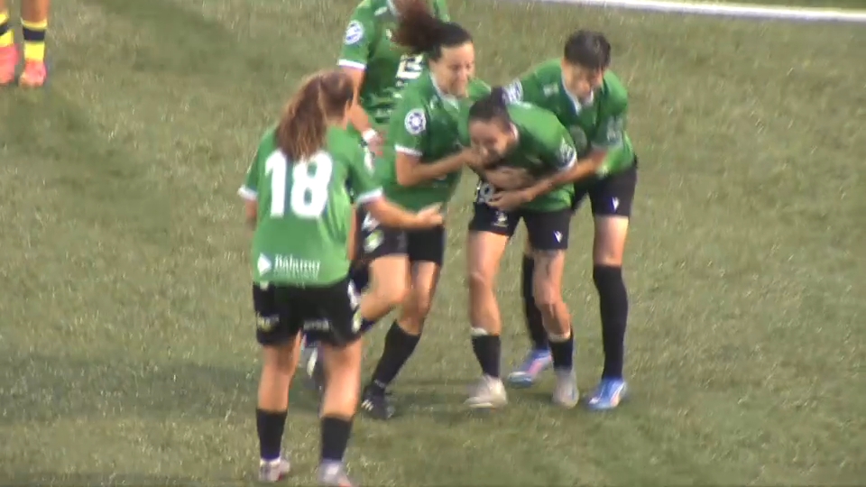 Las jugadoras del Sport Extremadura celebran el gol logrado durante el partido
