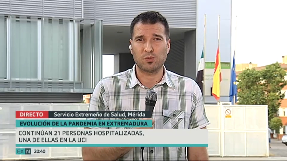 Sergio Blasco informa desde la puerta del Servicio Extremeño de Salud