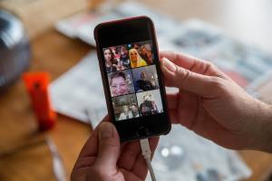 Pantalla de movil con redes sociales abiertas