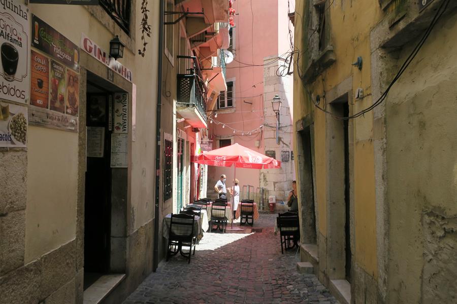 Calle vacía en el barrio lisboeta de Alfama