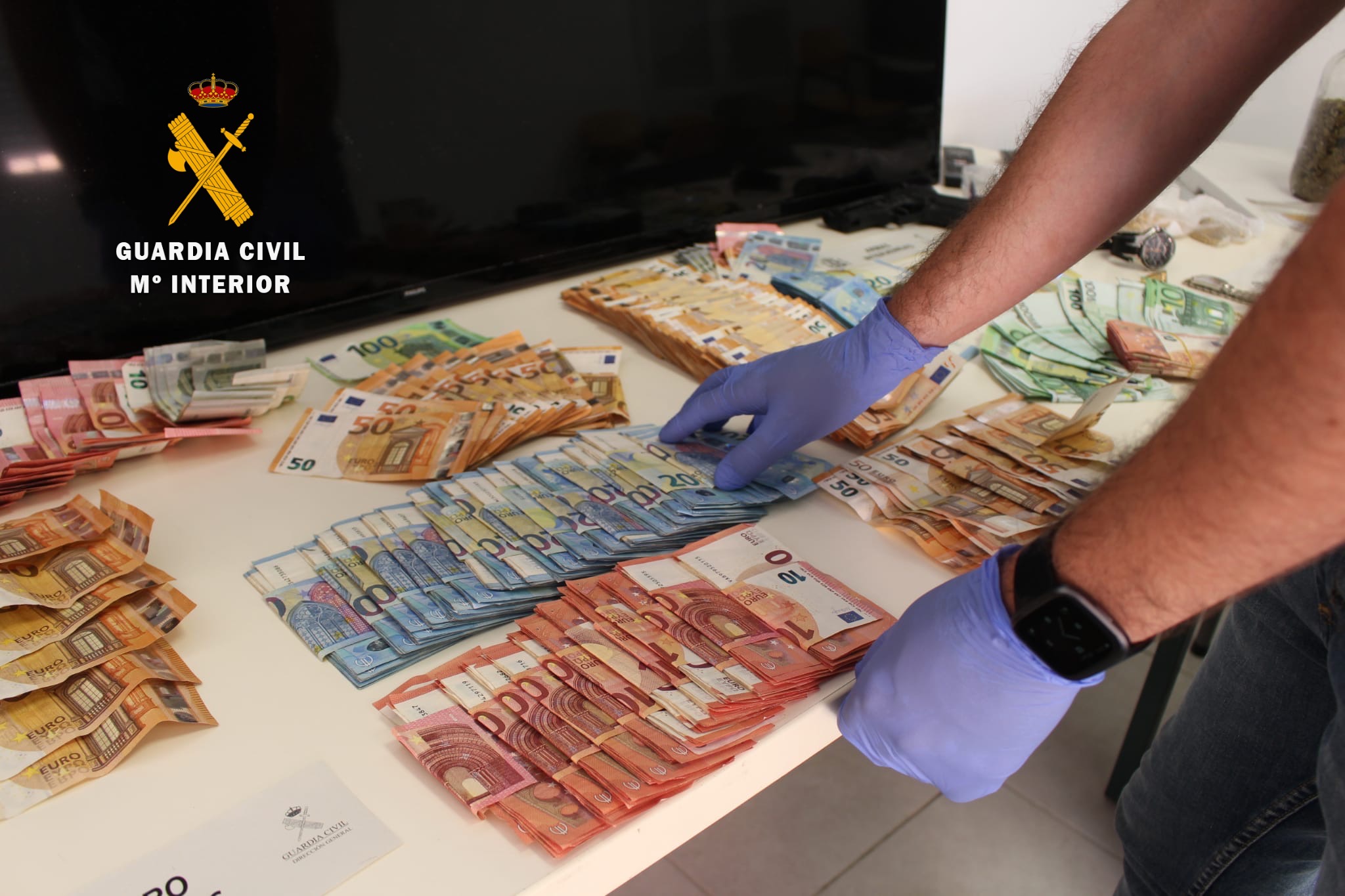 Imágenes de la incautación de dinero en la operación
