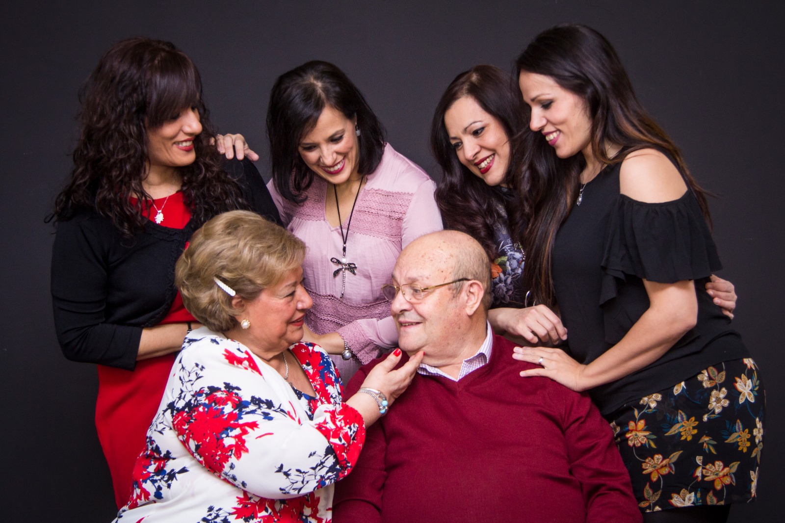 Jose e Isabel con sus cuatro hijas 