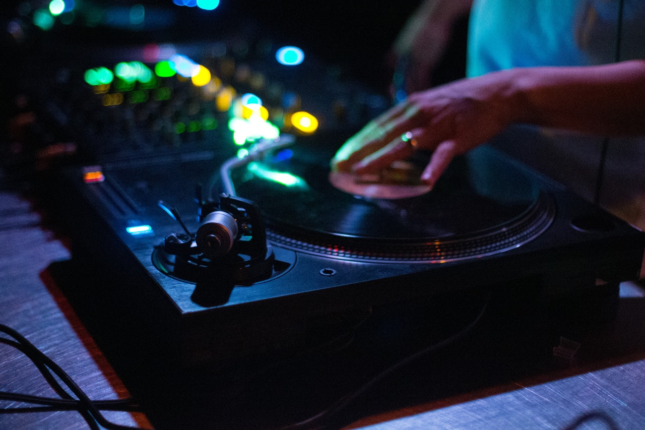 Dj y mesa de mezclas