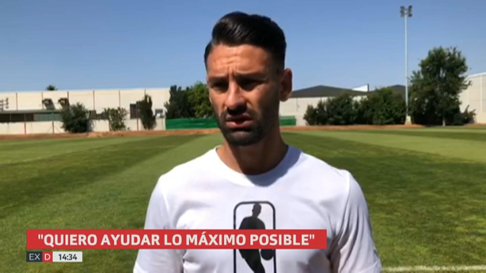 Kike Márquez atiendes a los micrófonos de LaLiga al término de un entrenamiento