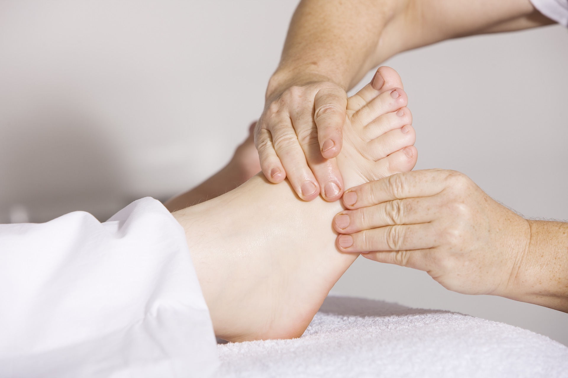 Trabajo de fisioterapia con un paciente