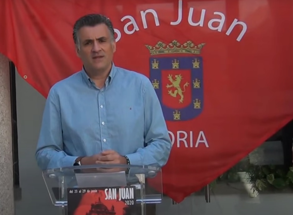 el alcalde de Coria presentando los actos alternativos de San Juan