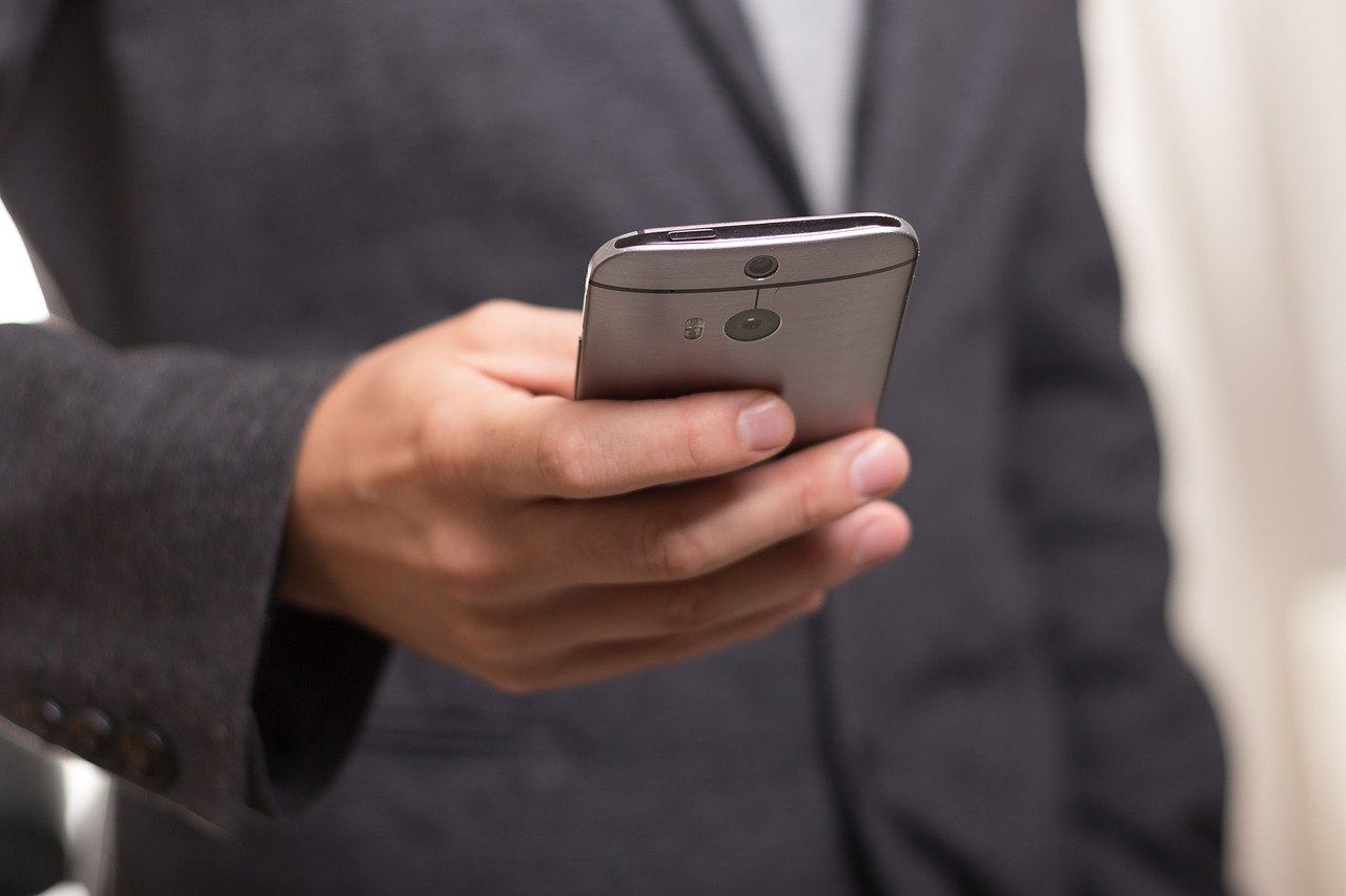 Un hombre utilizando un teléfono móvil