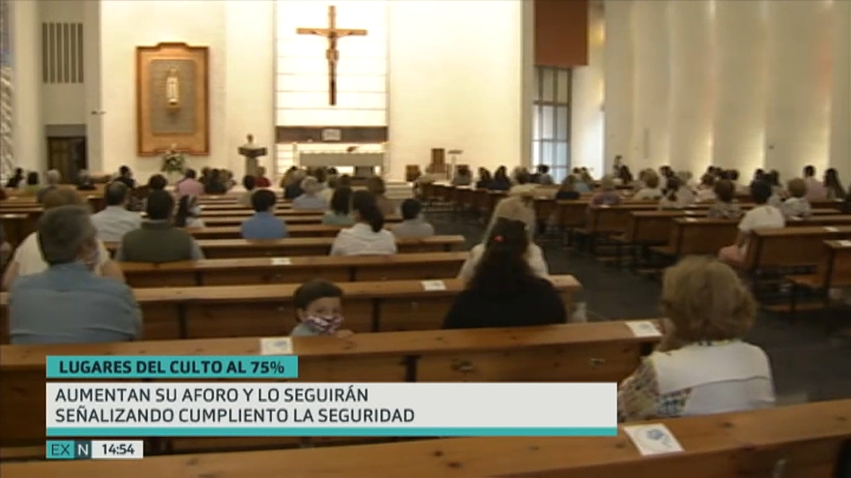Interior de una iglesia durante la celebración de una misa en Cáceres