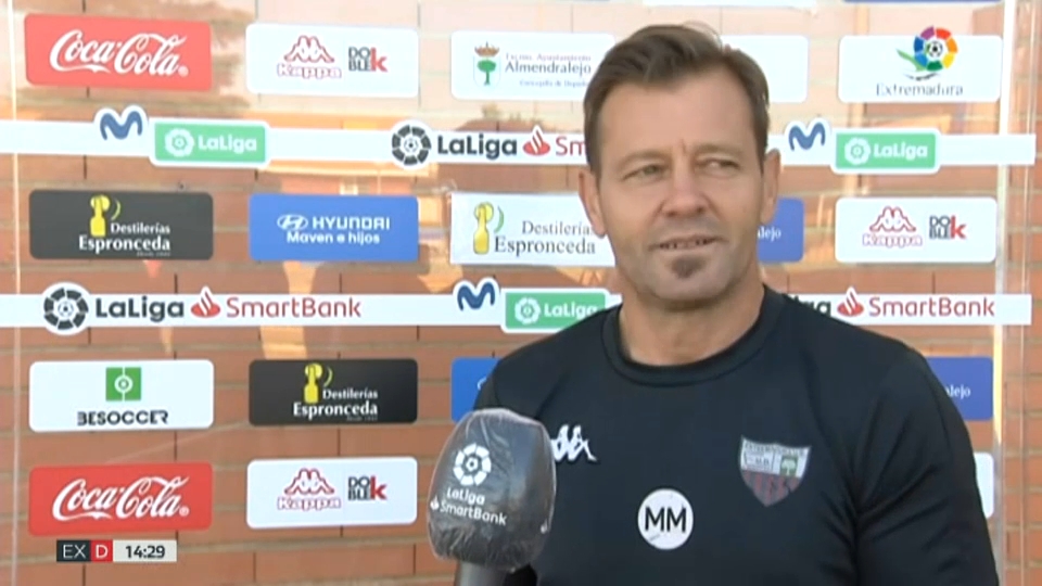 Manuel Mosquera atiende a los micrófonos de LaLiga tras el entrenamiento