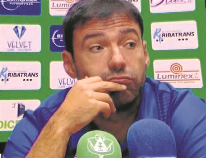 Rai, técnico del Coria, en rueda de prensa.