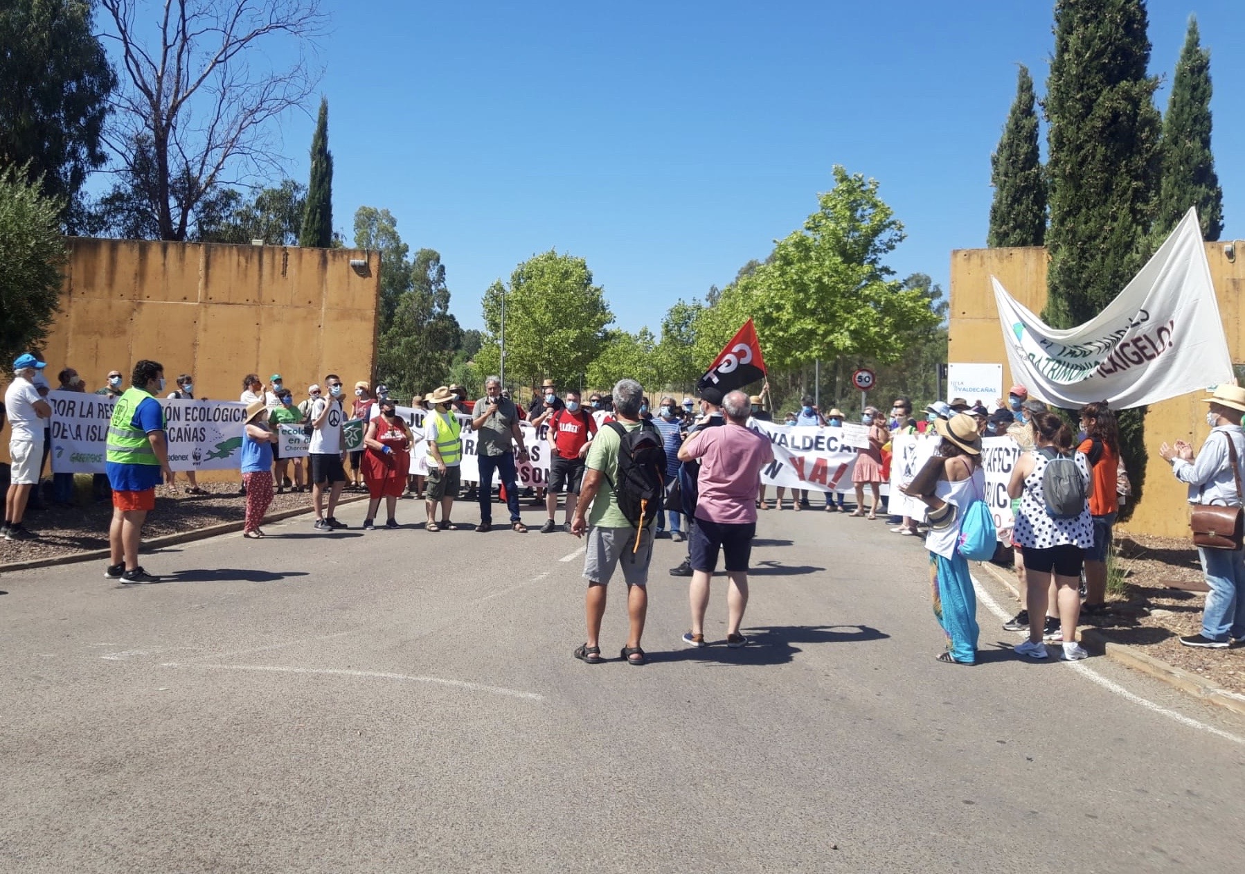 Ecologistas en Acción se manifiesta a las puertas del complejo turístico Isla de Valdecañas