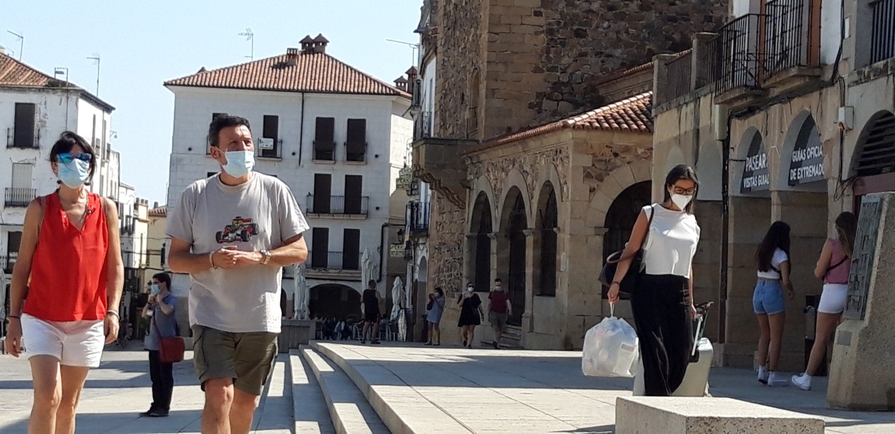 Gente con mascarilla en la plaza mayor de Cáceres