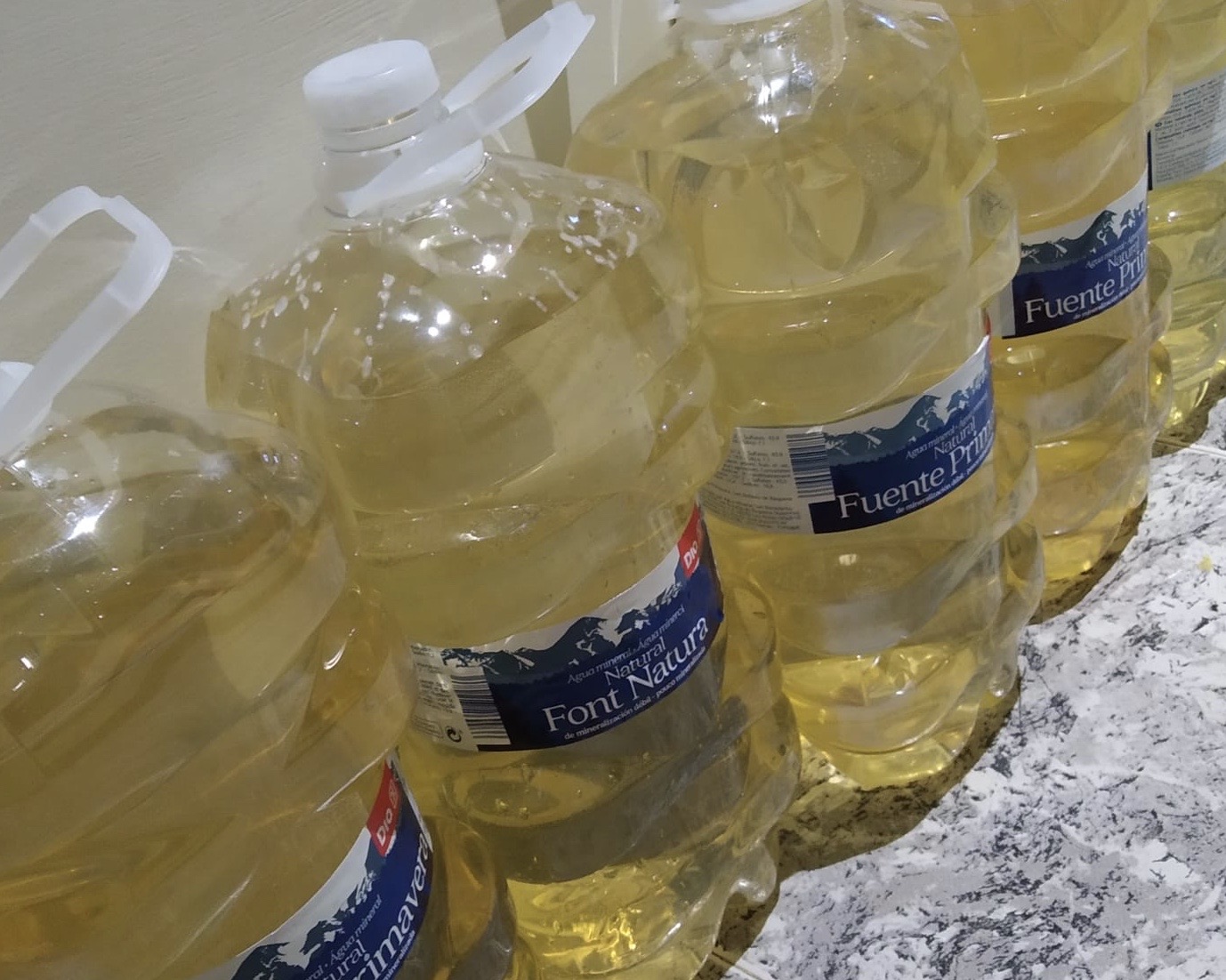 Garrafas con agua turbia recolectada en Cáceres