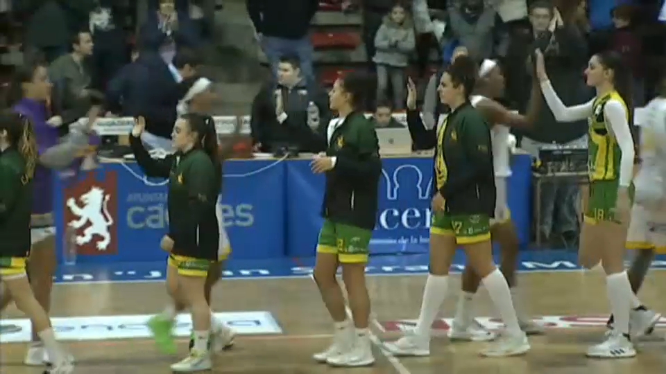 Las jugadoras del Al-Qázeres durante el saludo protocolario en un partido de esta temporada
