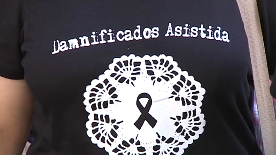 Camiseta con el logo de damnificados asistida