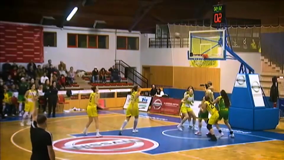 Las jugadoras del Al-Qázeres pelean por un rebote en un partido de esta temporada