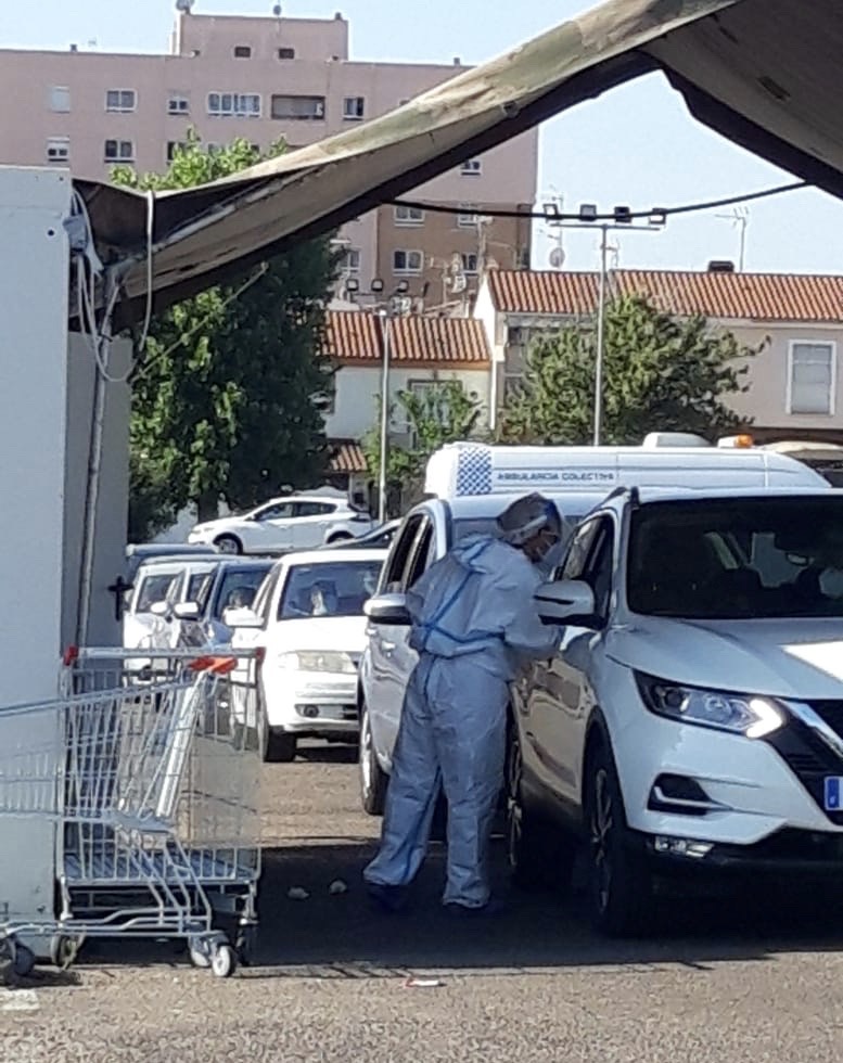 Sanitario haciendo prueba pcr en hospital de Badajoz