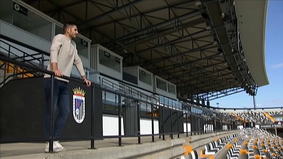 César Morgado en las gradas del Estadio Nuevo Vivero