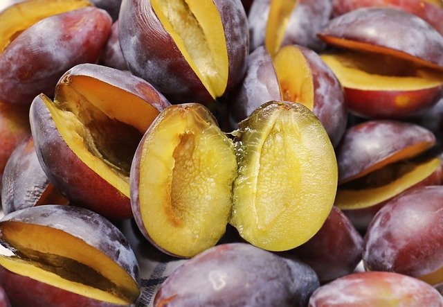 Ciruelas partidas