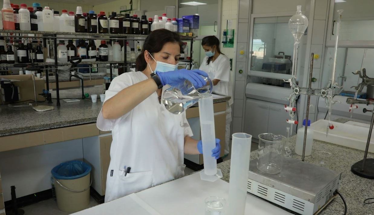 Una trabajadora del centro elabora hidroalcohol
