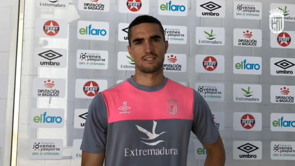 Iván Casado atiende a los medios tras un entrenamiento