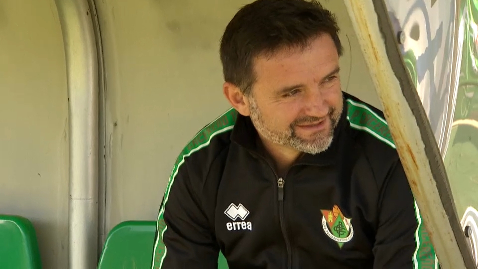 Julio Cobos en el banquillo en los instantes previos a un partido esta temporada