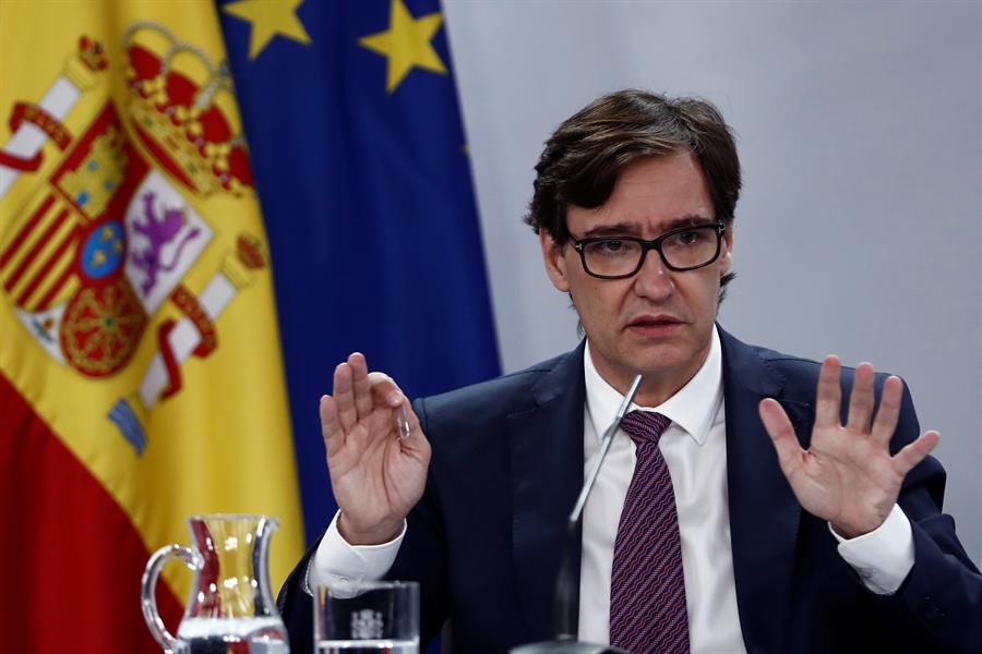 El Ministro de Sanidad Salvador Illa, hoy viernes, durante la rueda de prensa con la ministra de Defensa Margarita Robles, en el palacio de La Moncloa.