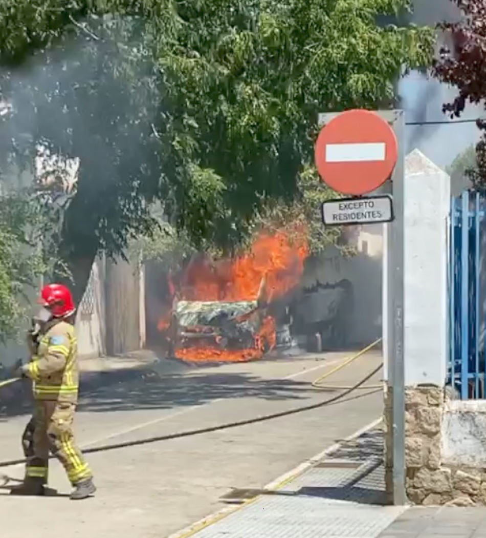 Incendio de una ambulancia en Casar de Cáceres