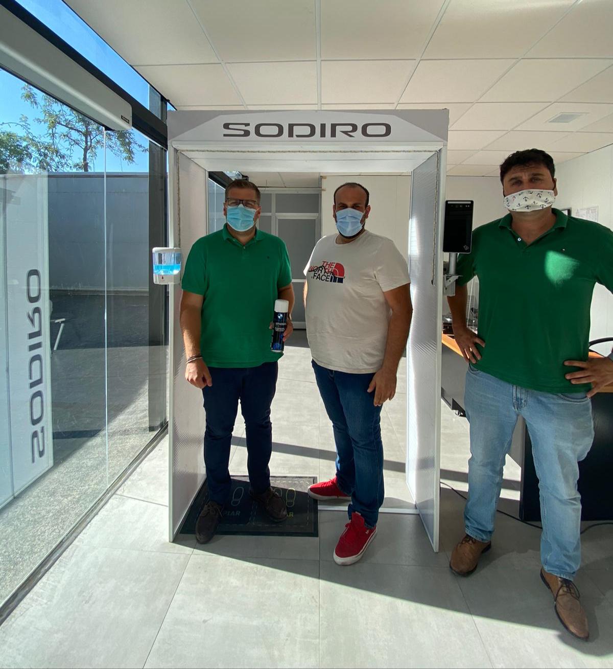 Víctor Martínez, Miguel Ángel Sánchez y Luis Guijarro. Los tres socios de Sodiro bajo uno de sus arcos anticovid.