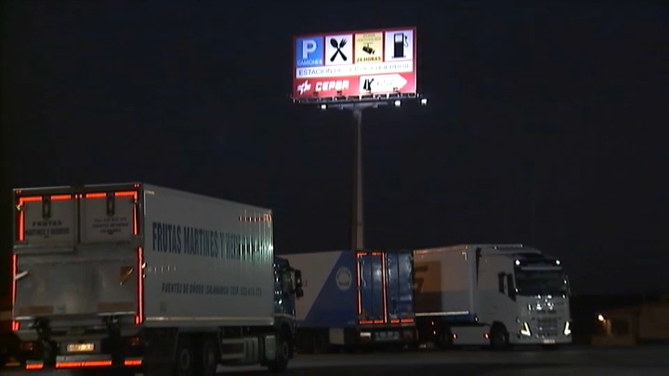Dos camioneros descansan en una estación de servicio de la región 