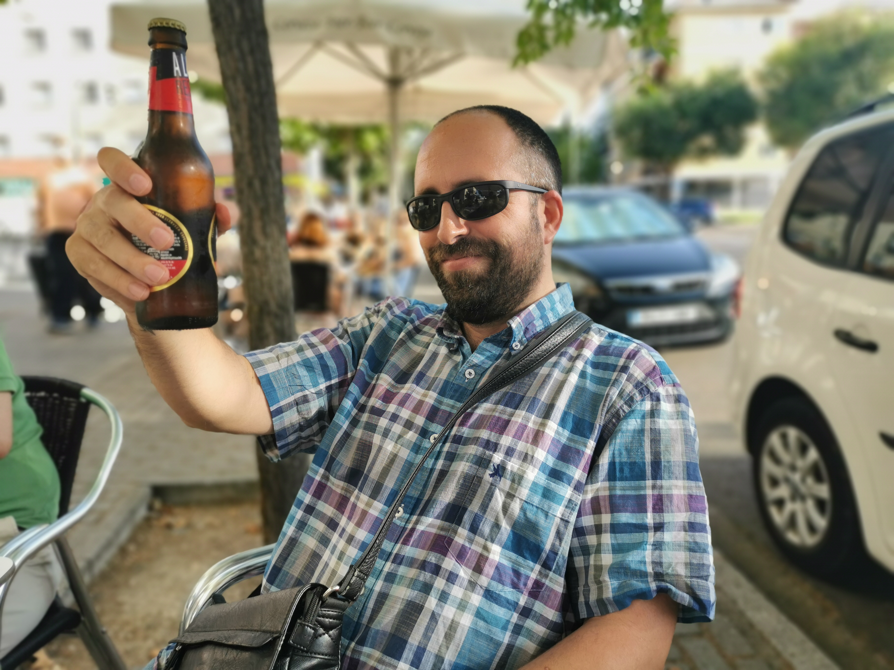 Luis Moral disfrutando de una cerveza en la mano